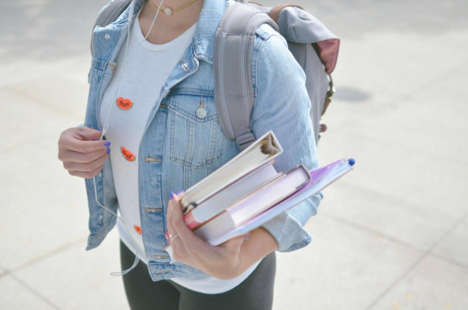 Estudiante desarrollando aplicación de realidad aumentada en dispositivo móvil